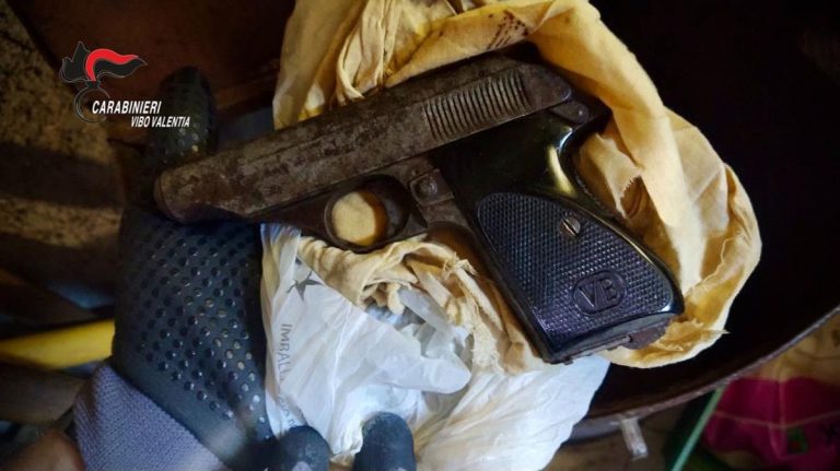 Pistola in un deposito di attrezzi agricoli, un arresto a Nicotera -Video