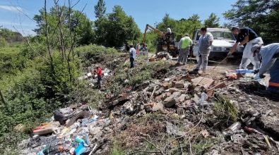 Discarica abusiva a Pizzoni, volontari e Comune ripuliscono l’area – Foto