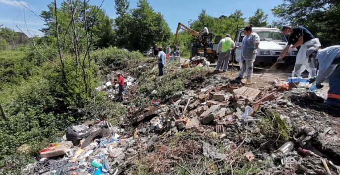 Discarica abusiva a Pizzoni, volontari e Comune ripuliscono l’area – Foto