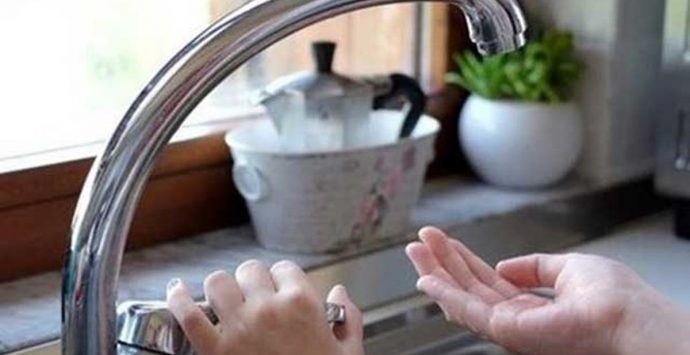 Crisi idrica a Vibo, ordinanza del sindaco: «Usare l’acqua solo per usi igienico-domestici»