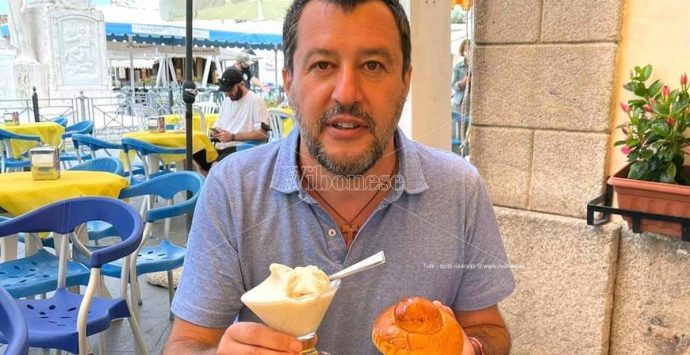 Salvini in Calabria: granita a Pizzo prima di affrontare i dirigenti della Lega