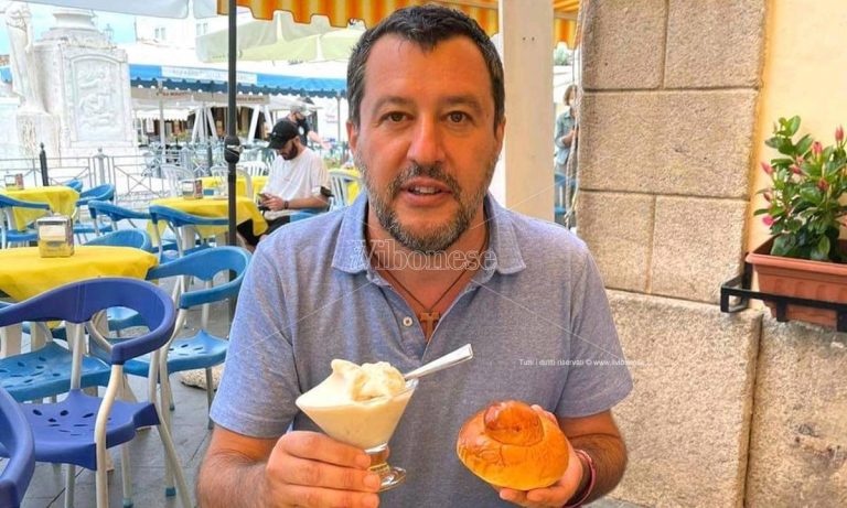 Salvini in Calabria: granita a Pizzo prima di affrontare i dirigenti della Lega