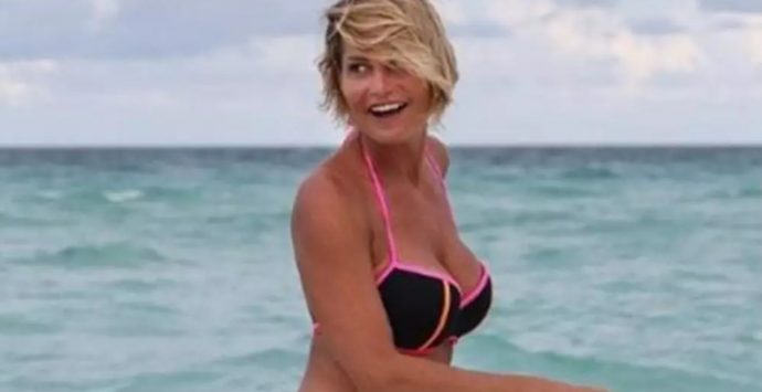 Simona Ventura in vacanza a Tropea: la perla del Tirreno sempre più meta dei vip -Video