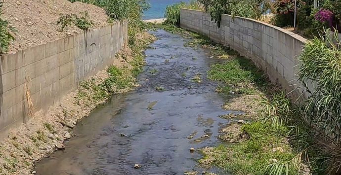 Torrente Sant’Anna a Bivona: «È uno scempio, sversa in mare schifezze»