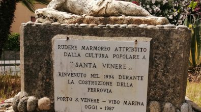 Vibo Marina, artista rinnova l’iscrizione sotto la statua di Santa Venere