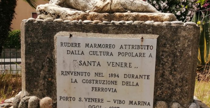 Vibo Marina, artista rinnova l’iscrizione sotto la statua di Santa Venere