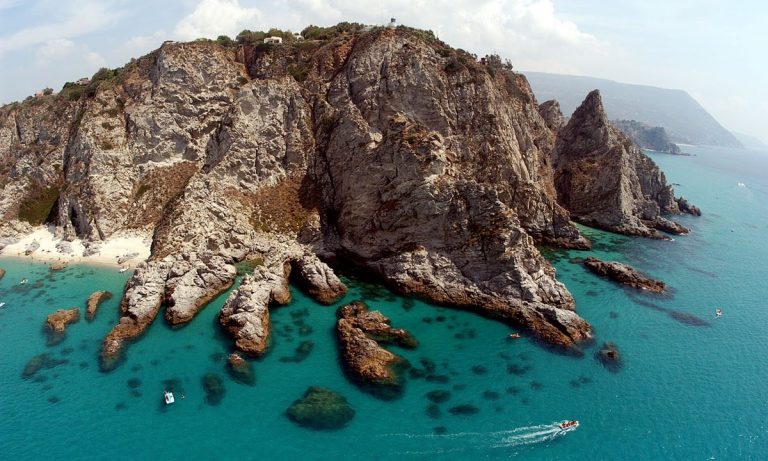 Al largo di Capo Vaticano un’esercitazione sull’ammaraggio di un aereo