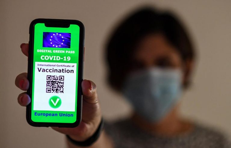 Covid, gli ultimi vaccinati rischiano di non ottenere il Green pass entro il 6 agosto
