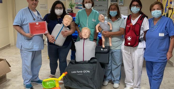 Ospedale di Vibo, Pediatria: il Leo Club dona al reparto un kit di attrezzature