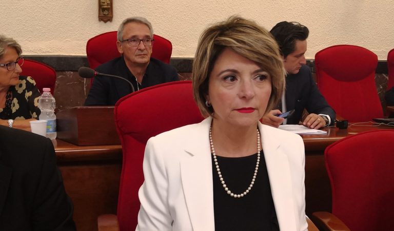 Vibo, la candidata alla Regione Nesci chiede le dimissioni del sindaco: «È incapace ad amministrare»