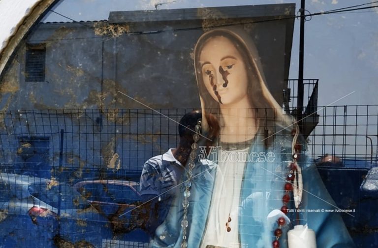 Madonnina “piange” a San Gregorio d’Ippona: il liquido non è sangue