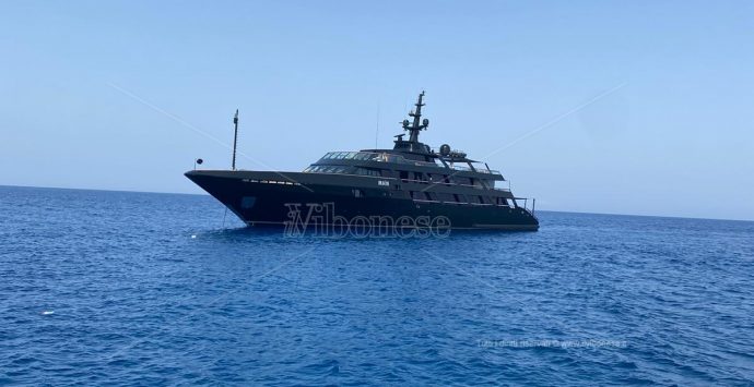 Armani con il suo mega-yacht nelle acque di Capo Vaticano
