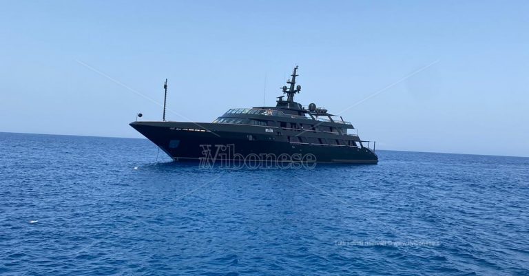 Armani con il suo mega-yacht nelle acque di Capo Vaticano