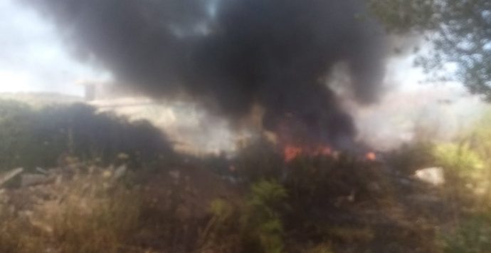 A fuoco deposito abusivo di pneumatici a San Gregorio d’Ippona