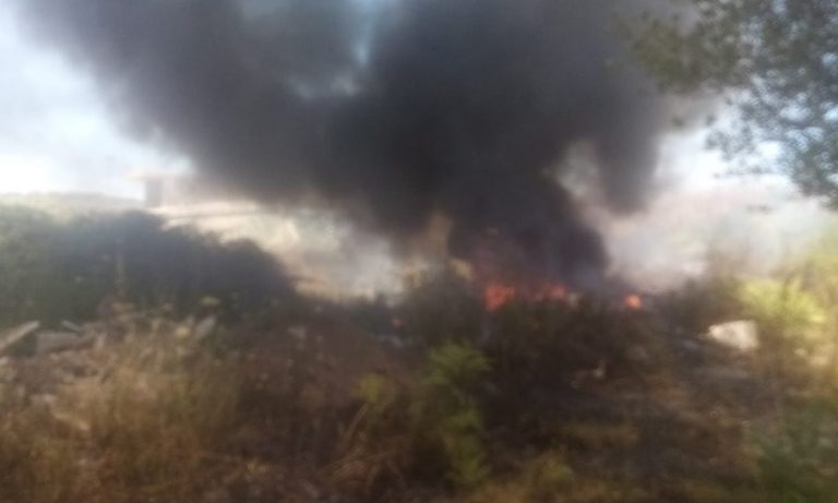 A fuoco deposito abusivo di pneumatici a San Gregorio d’Ippona