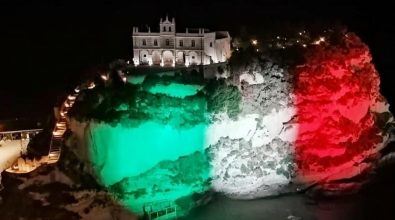 L’omaggio di Tropea alla Nazionale: il tricolore illumina lo scoglio dell’Isola