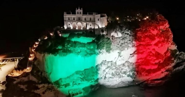 L’omaggio di Tropea alla Nazionale: il tricolore illumina lo scoglio dell’Isola