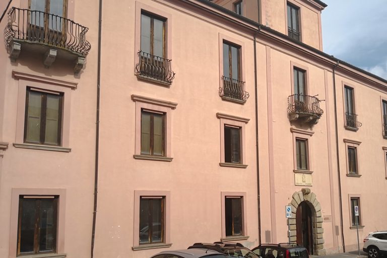 Vibo, Palazzo delle Accademie privo dei «requisiti di sicurezza»: adesso si interviene