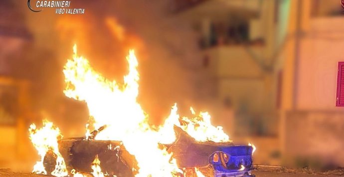 Perseguita l’ex compagna e le incendia l’auto: ai domiciliari 69enne di Nicotera – Video