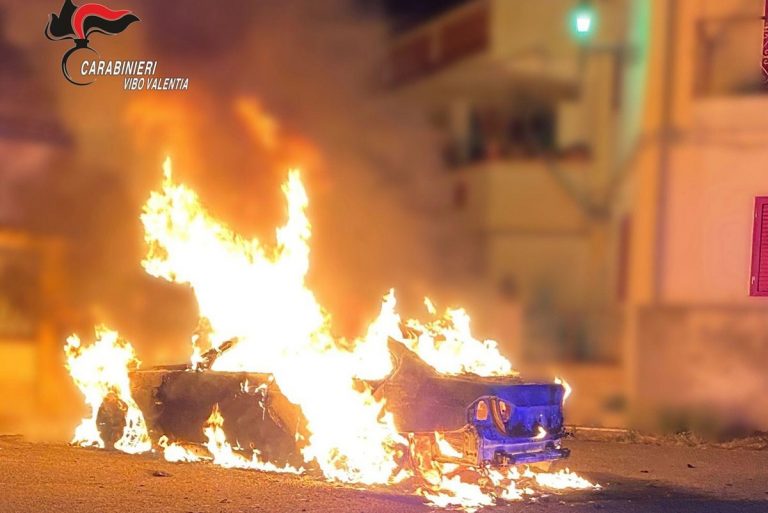 Perseguita l’ex compagna e le incendia l’auto: ai domiciliari 69enne di Nicotera – Video
