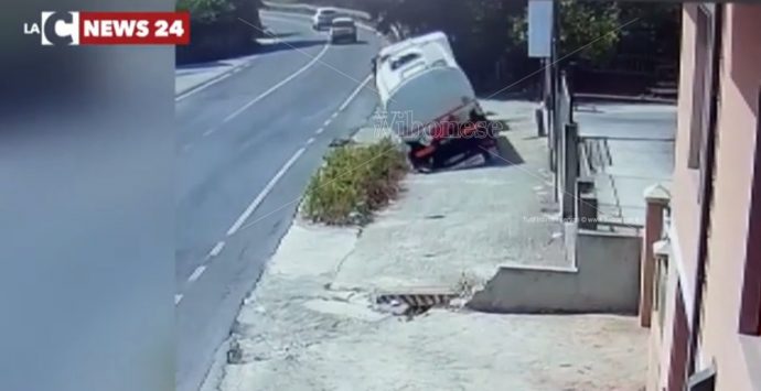 Autocisterna ribaltata a Ionadi, si è proceduto con lo svuotamento – Video