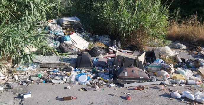 Strade invase dai rifiuti, scempio tra le frazioni Bivona e Vibo Marina -FOTO e VIDEO