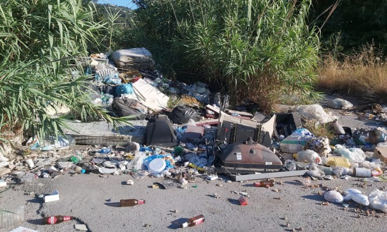 Strade invase dai rifiuti, scempio tra le frazioni Bivona e Vibo Marina -FOTO e VIDEO