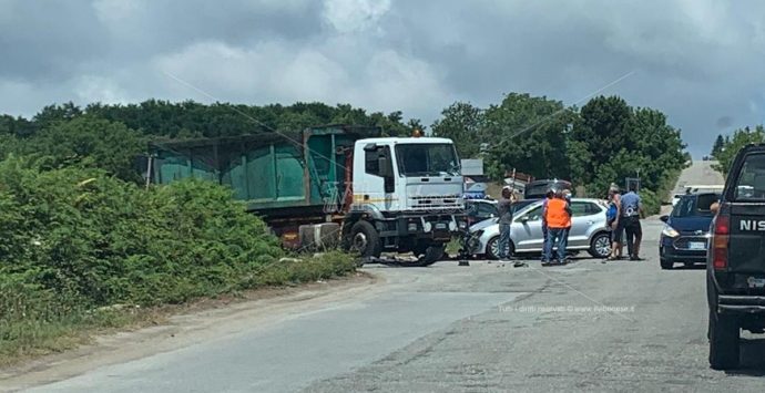 Incidente stradale al bivio di Zungri, camion si scontra con un’utilitaria