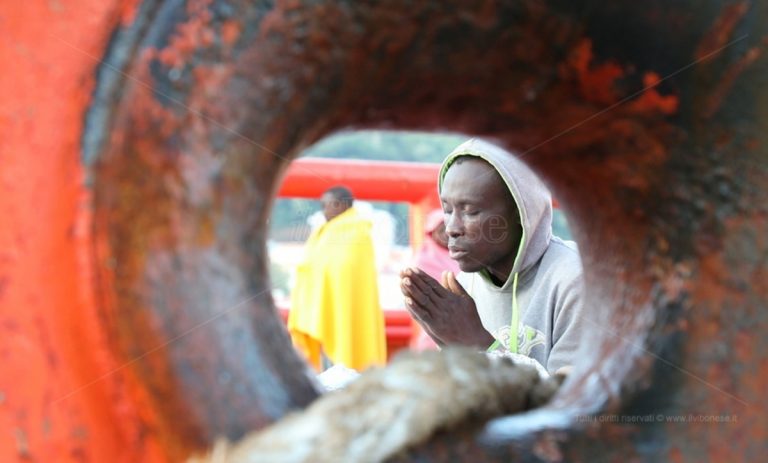 Migranti, la foto “Supplica al mare” di Saverio Caracciolo premiata a Roma – Video