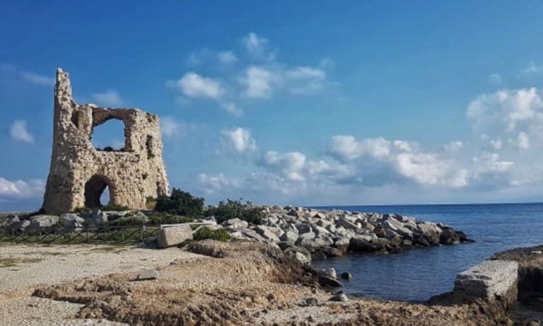 A Briatico fondi per la zona del porticciolo e per l’ex scuola di San Costantino