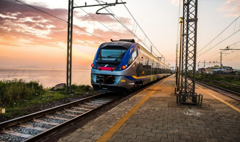 Turismo, nuovi servizi treno e bus per raggiungere anche le spiagge del Vibonese