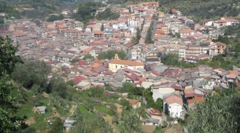 Acquaro, il sindaco “chiude” il paese per i troppi contagi da Covid