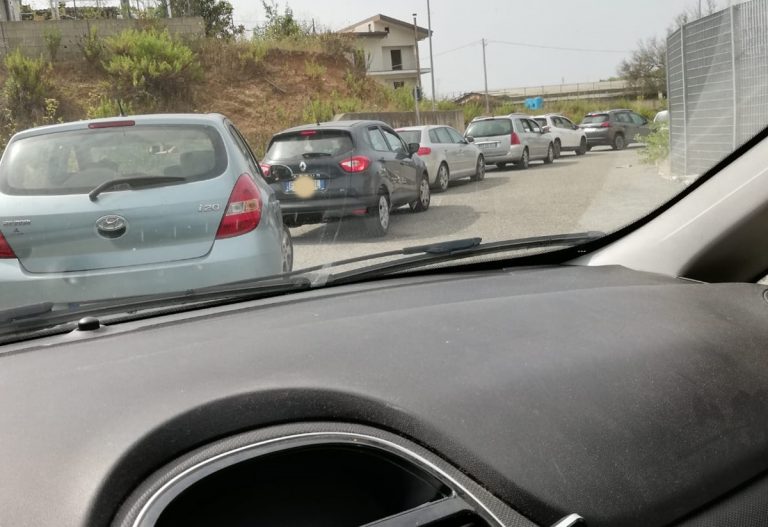 Covid, in auto e in fila da stamattina alle 9 per poter eseguire il tampone