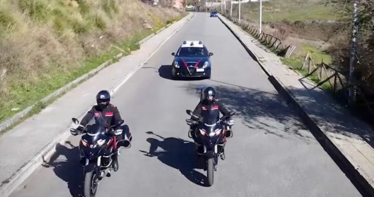 Vibonese, due vicini litigano a colpi di ascia e coltello, denunciati dai carabinieri