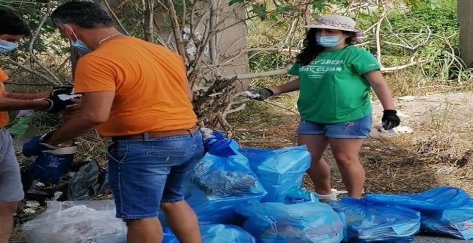 Cessaniti, cittadini “armati” di sacchi e guanti ripuliscono la strada provinciale