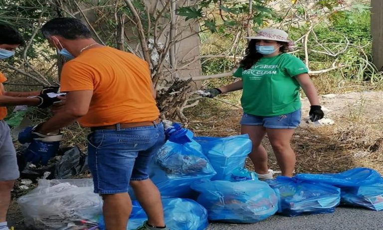 Cessaniti, cittadini “armati” di sacchi e guanti ripuliscono la strada provinciale