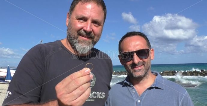 Pizzo, fede nuziale trovata in mare: «Aiutateci a rintracciare lo sposo» -Video