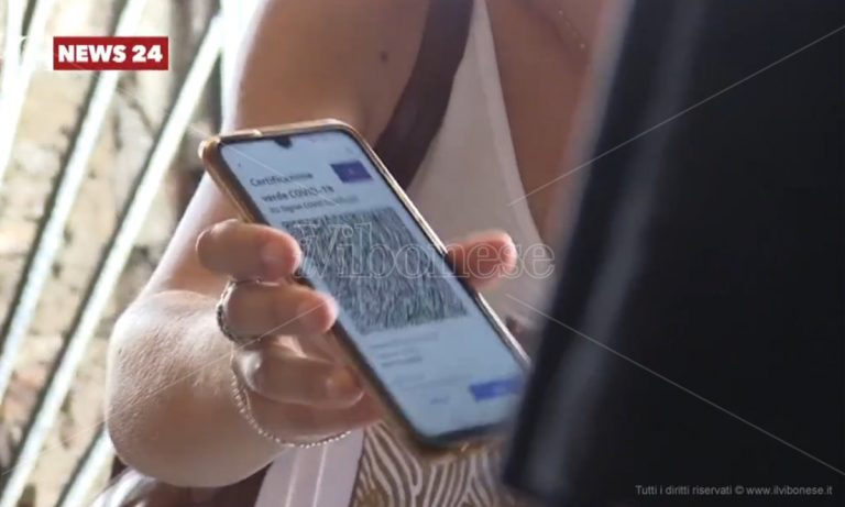 Green pass obbligatorio a lavoro da oggi, allerta per proteste in tutta Italia