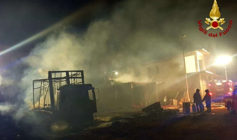 Notte di fuoco nel Vibonese, dati alle fiamme il camion e materiale di una ditta di vini