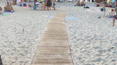 Vibo Marina, passerelle per l’accesso al mare dei disabili: Bruni tranquillizza