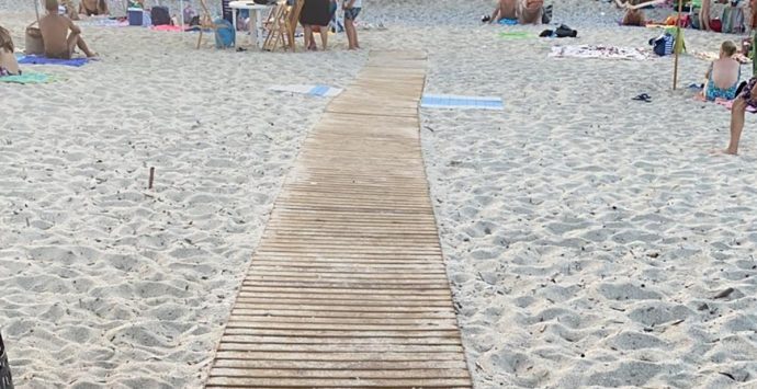 Vibo Marina, passerelle per l’accesso al mare dei disabili: Bruni tranquillizza