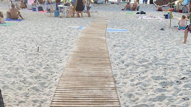 Vibo Marina, passerelle per l’accesso al mare dei disabili: Bruni tranquillizza