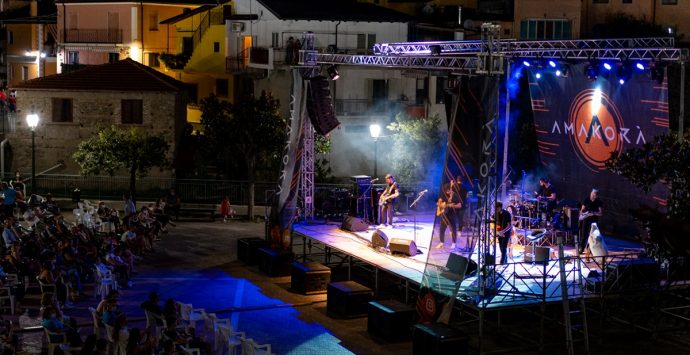 Pizzoni, alla villa comunale il concerto della band etno-pop  “Amakorà”