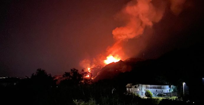 Pizzoni, tanta paura per un incendio che ha lambito le abitazioni