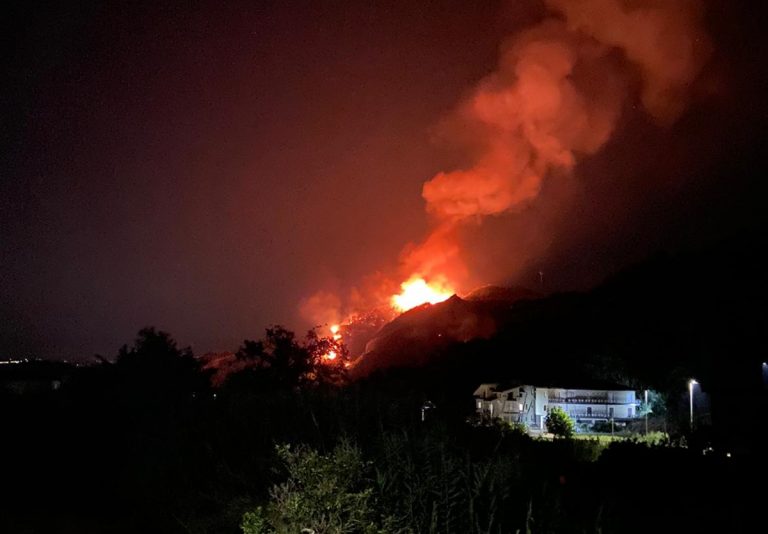 Pizzoni, tanta paura per un incendio che ha lambito le abitazioni