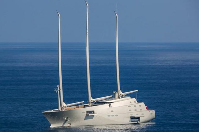 Lo yacht a vela più grande e avveniristico al mondo approda a Vibo Marina