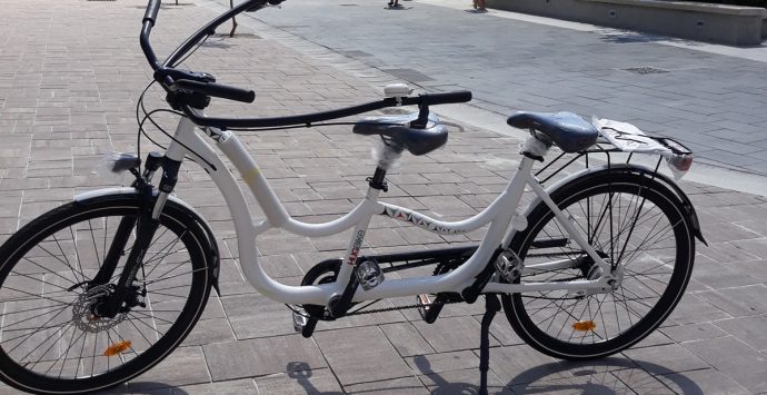 Tropea, la “bici degli abbracci” per vincere contro le barriere dell’autismo – Video