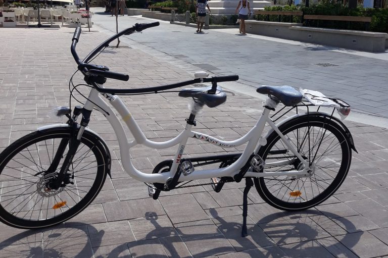 Tropea, la “bici degli abbracci” per vincere contro le barriere dell’autismo – Video