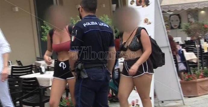 «Di mutandari non ne vogliamo», il sindaco di Tropea multa chi gira in costume in centro -Video