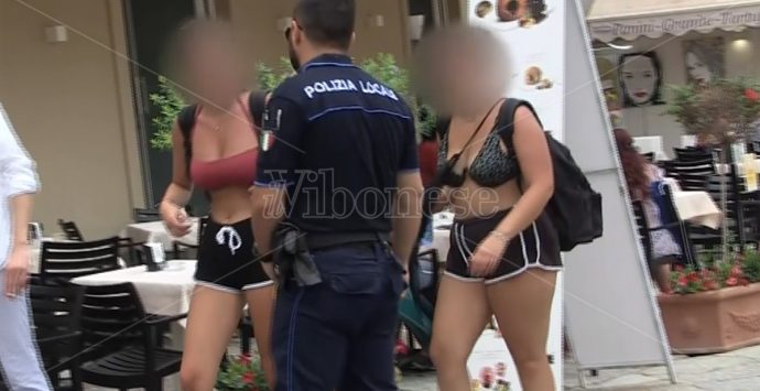 «Di mutandari non ne vogliamo», il sindaco di Tropea multa chi gira in costume in centro -Video